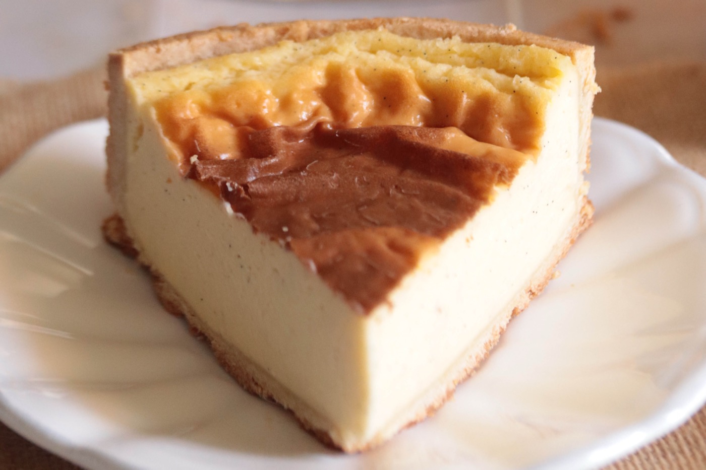 Part de flan pâtissier parisien au dessus caramélisé