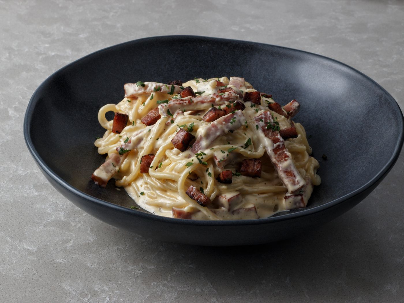 Spaghetti à la carbonara crémeux aux lardons