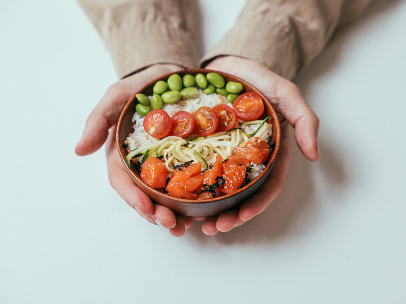 Poke bowl au saumon, riz et légumes frais